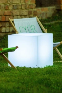 Podświetlana lampa LED ogrodowa na taras kostka 50 × 50 cm – barwa zimna | Kubik light | Monumo