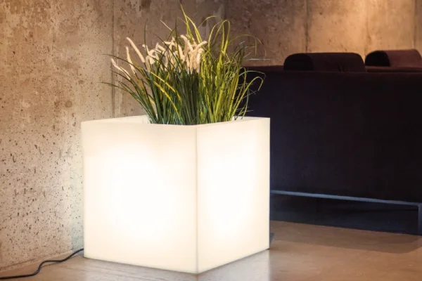 Geometryczna donica podświetlana LED na taras i do salonu