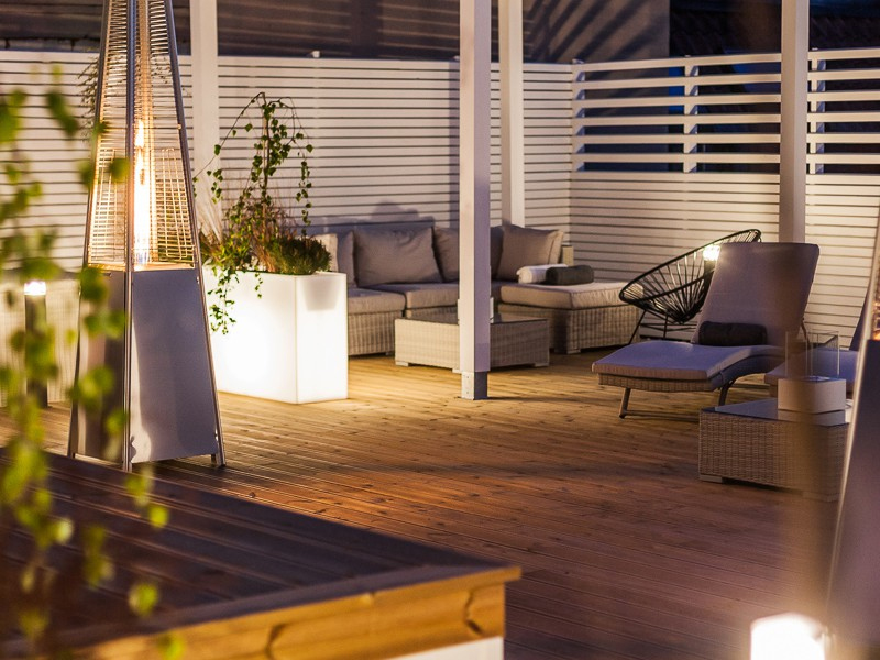 Duże donice podświetlane z wewnętrzną półką na zioła