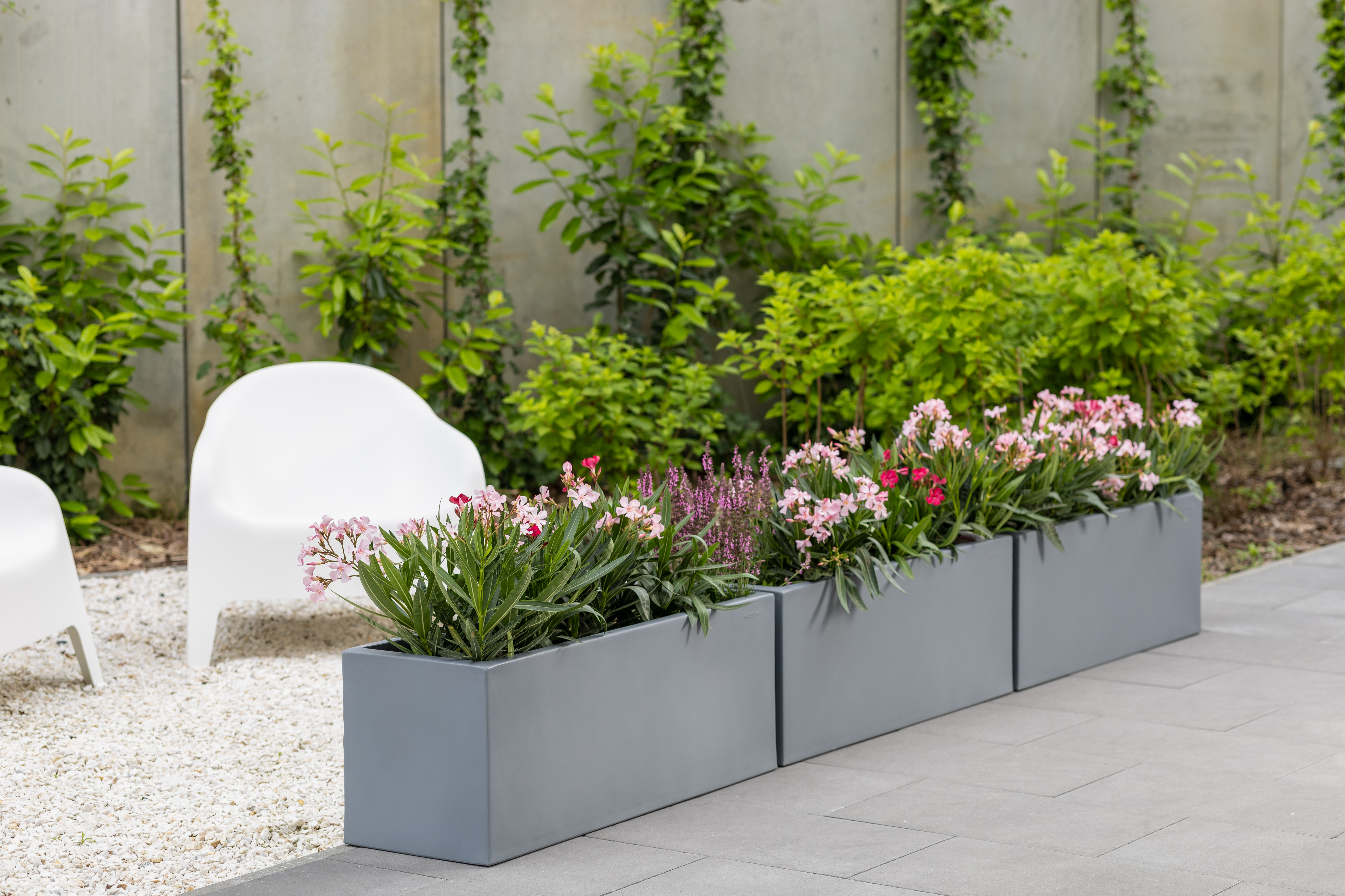 Duże smukłe donice Monumo