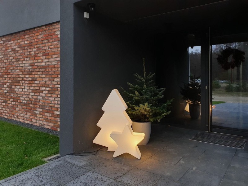 Zestaw świąteczny Monumo przed wejściem do domu