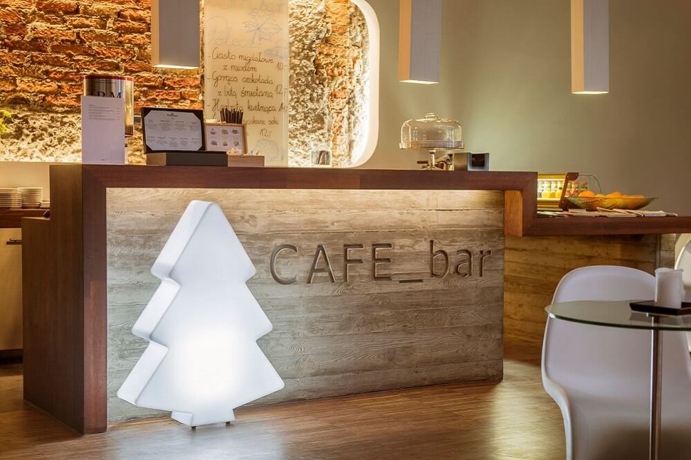 Mała świecąca choinka – blask świąt w kompaktowym formacie