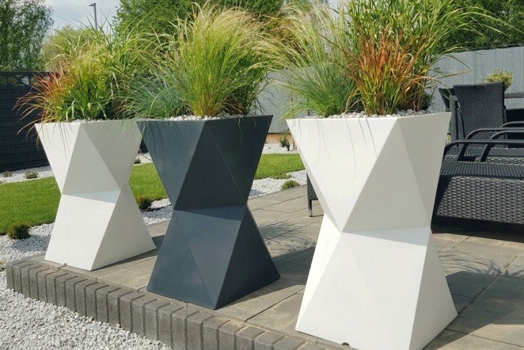 Wielościenna designerska donica Valencia na otwartym tarasie