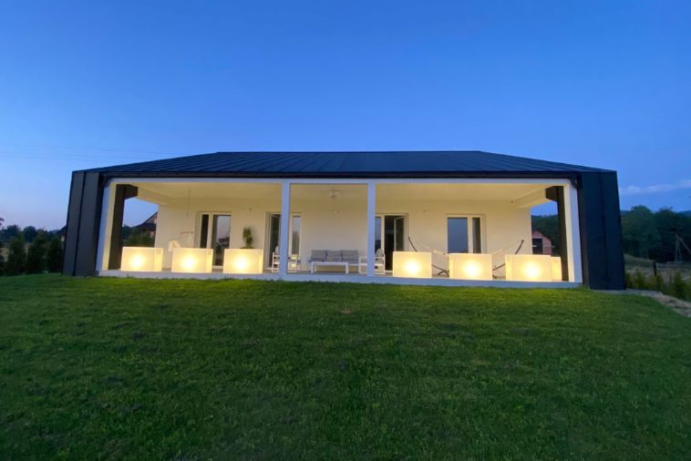 Podświetlane duże donice na taras Monumo Longerino barwa ciepła