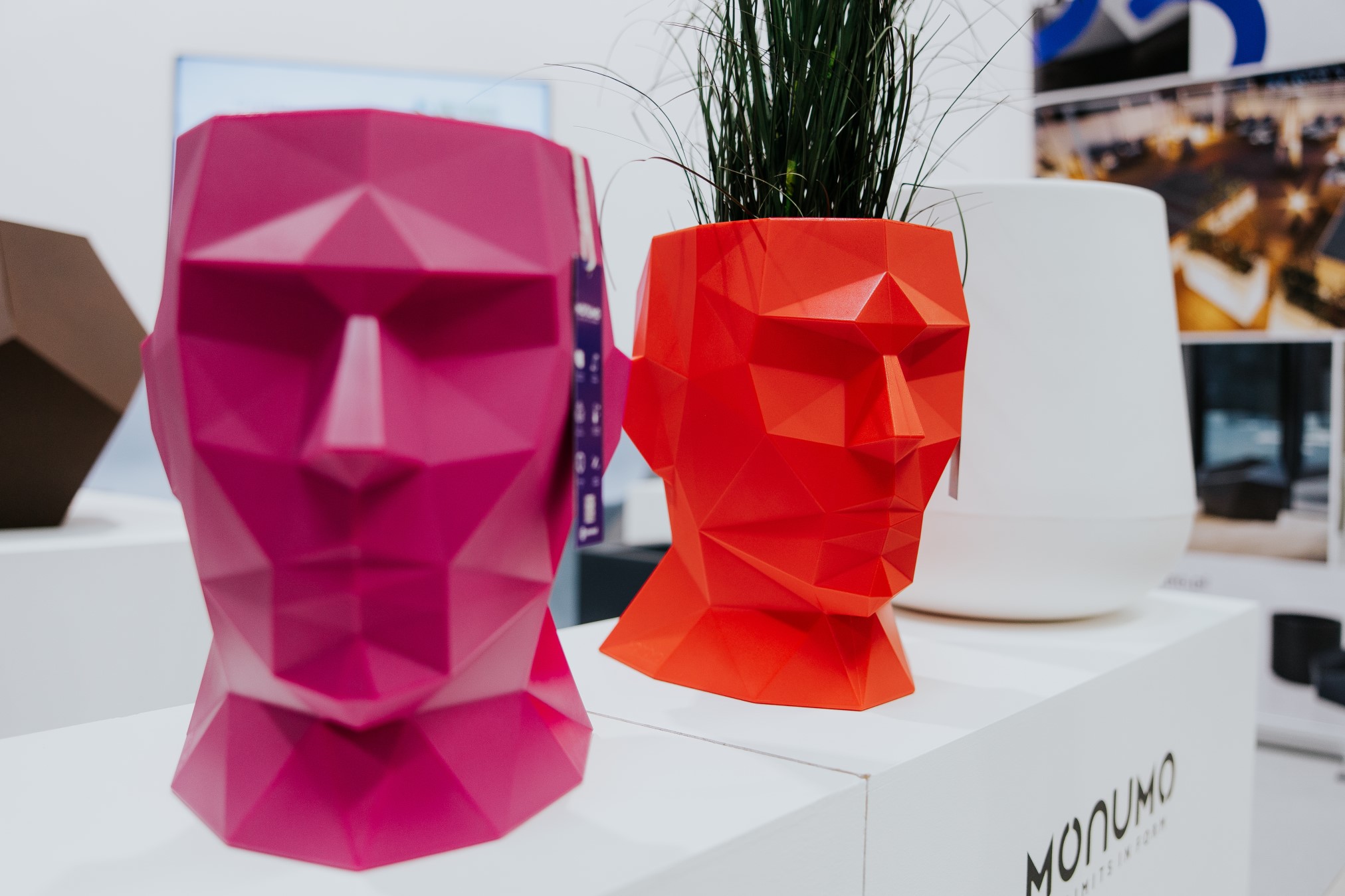 Nowoczesna donica Monumo głowa Adonis