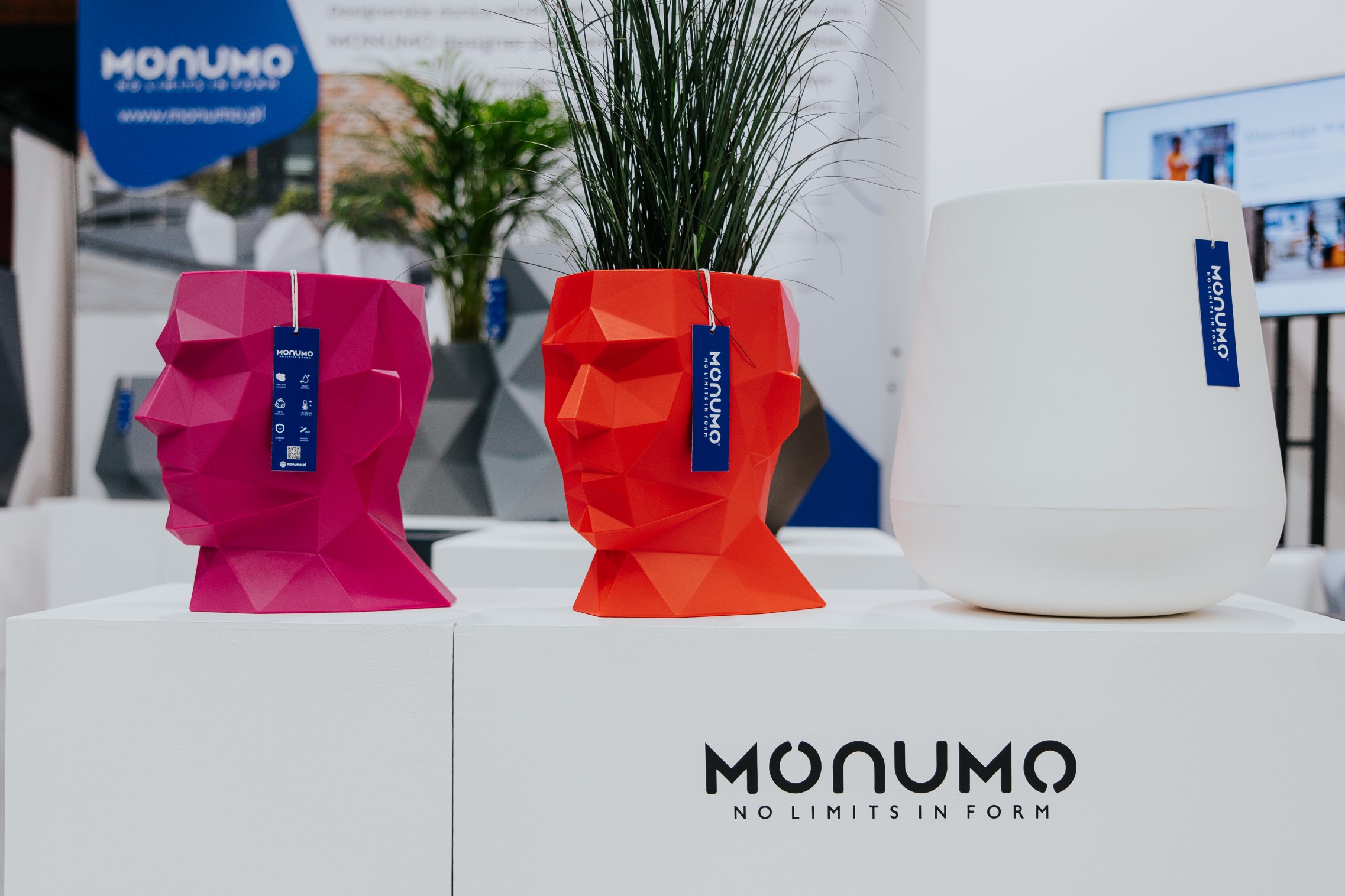 Nowoczesna donica Monumo głowa Adonis