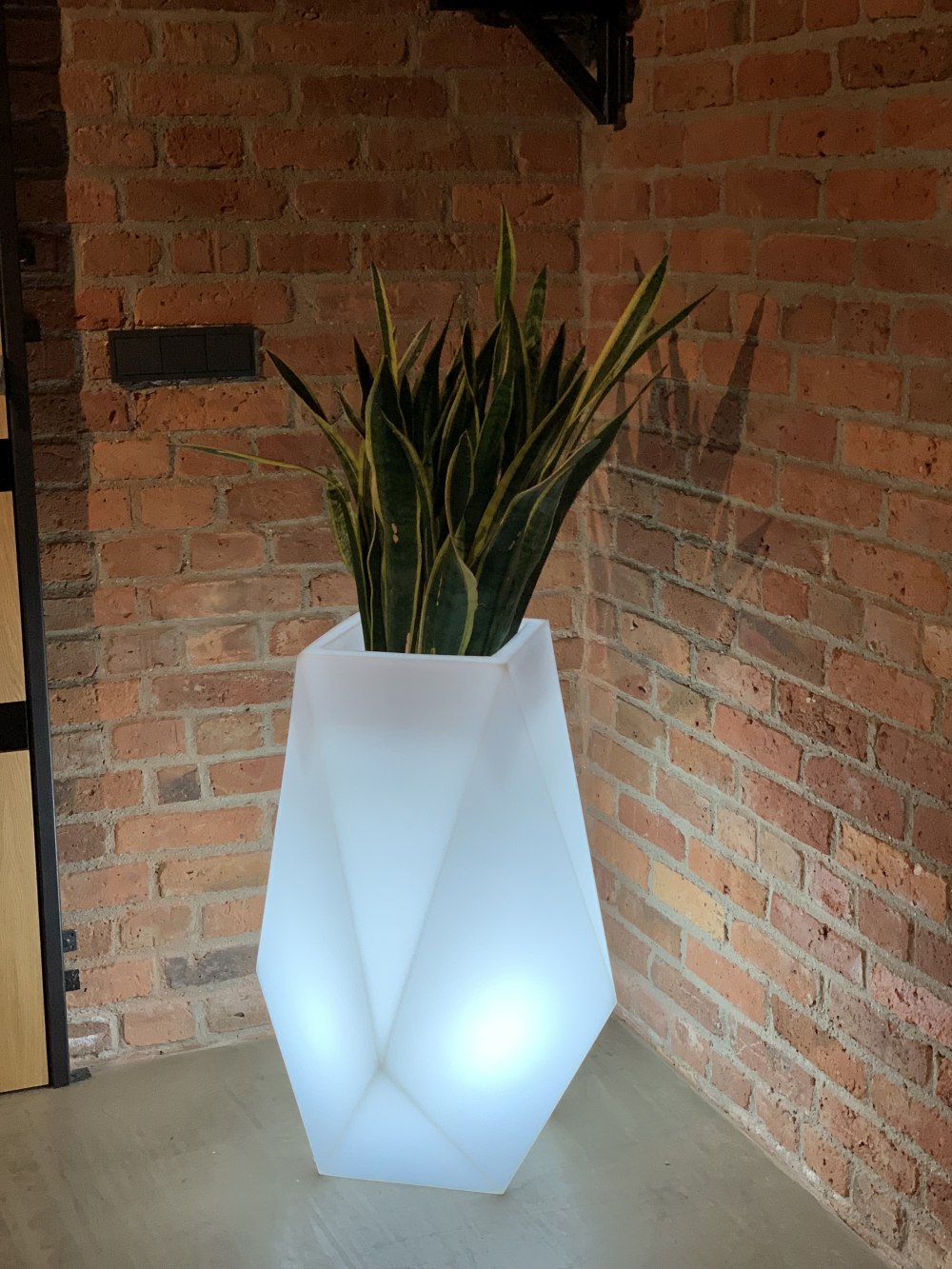 Wysoka donica podświetlana Monumo Volcano Light